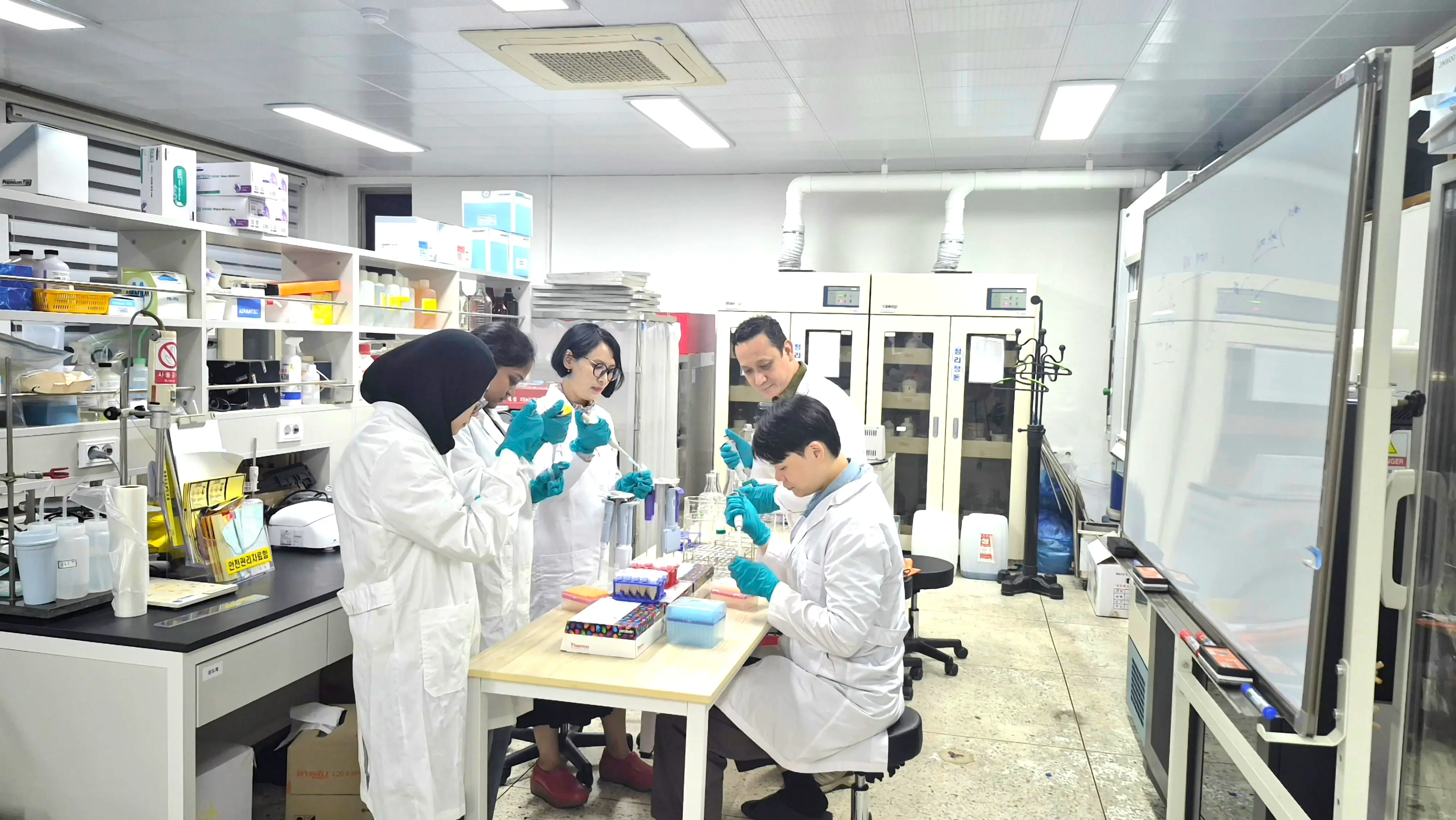 Working with Foodtech lab member.jpeg