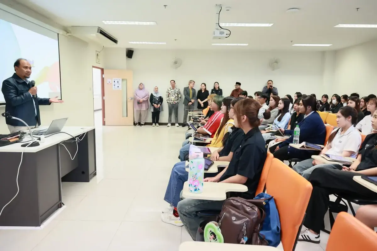 Dekan FISIP Unsoed Kenalkan Potensi Banyumas dalam Visiting Lecture di Burapha University Thailand