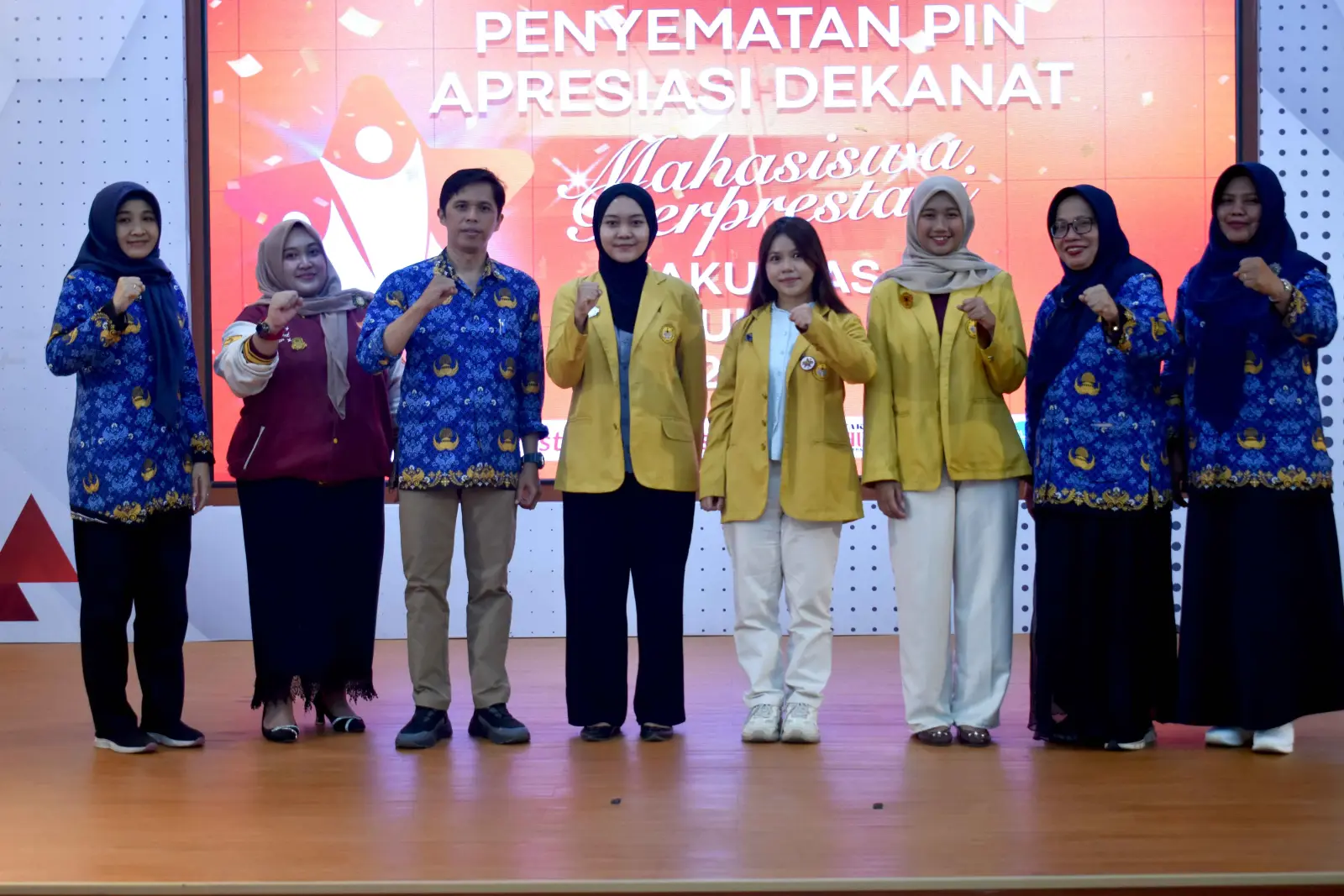 FH Unsoed Apresiasi 50 Mahasiswa Berprestasi melalui Penyematan Pin