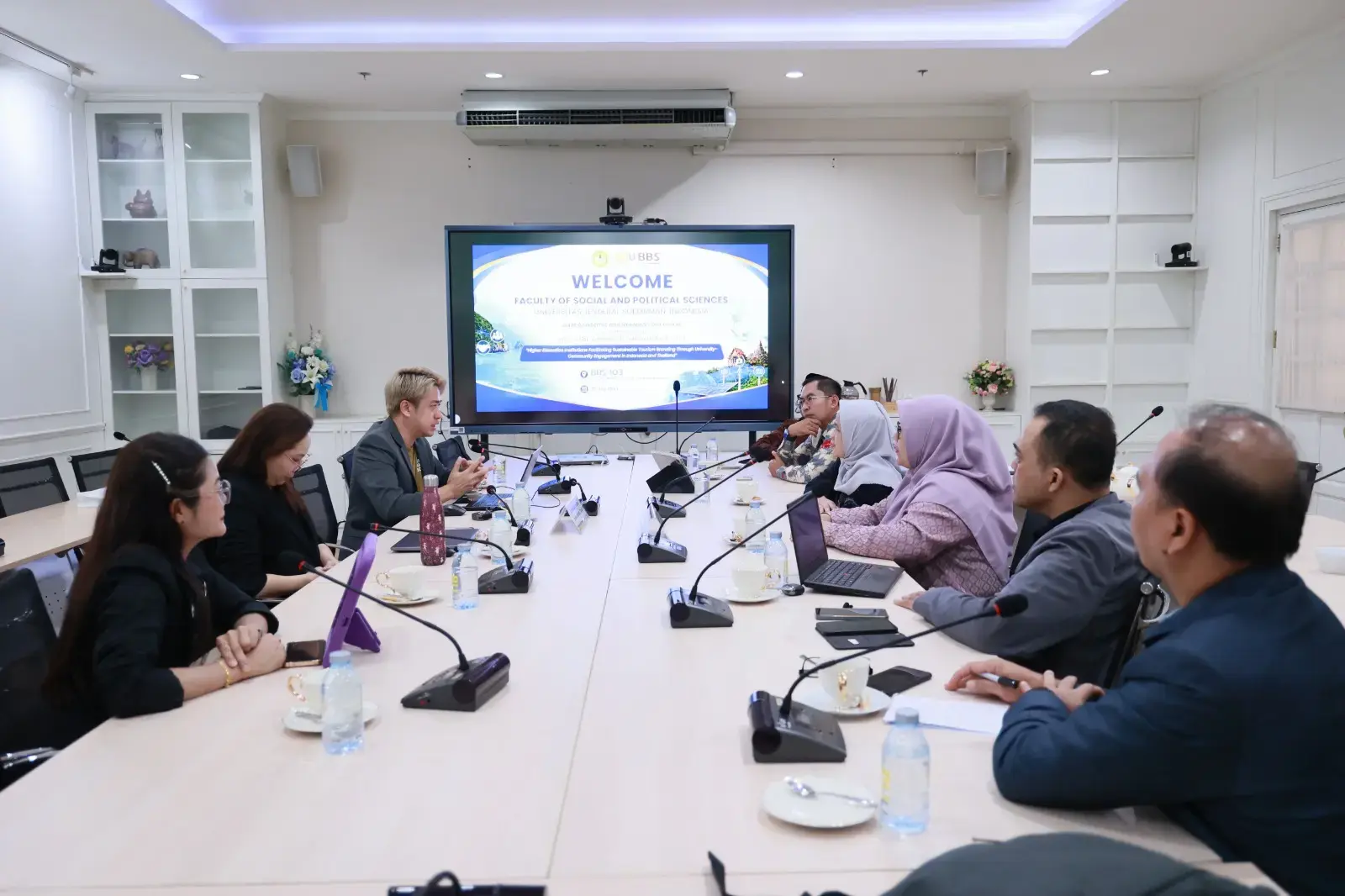 Perkuat Internasionalisasi dan Promosi Budaya Banyumas, Dekan FISIP Unsoed Berikan Visiting Lecture di Burapha Business School Thailand