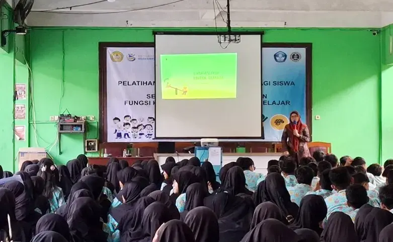 FK Unsoed Ajak Siswa SMPN 1 Sokaraja Tingkatkan Konsentrasi Belajar Lewat Brain Gym