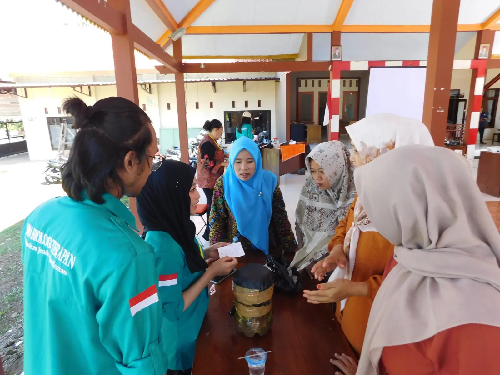 Edukasi dan Pelatihan Ecoenzim HIMABIOTER UNSOED: Kolaborasi Ilmiah dan Pemberdayaan Masyarakat di Desa Dawuhan Kulon
