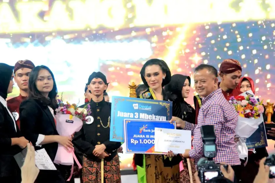 Gemilang! Mahasiswi Sastra Indonesia Unsoed Nashwa Nara Noya Raih Gelar Mbekayu Duta Wisata Banyumas 2025