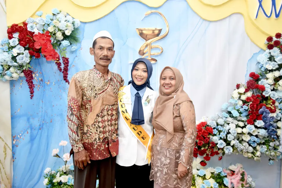 Dari Ladang Ke Laboratorium : Perjalanan Tsabitatun Menjadi Apoteker Lewat Bidik Misi UNSOED