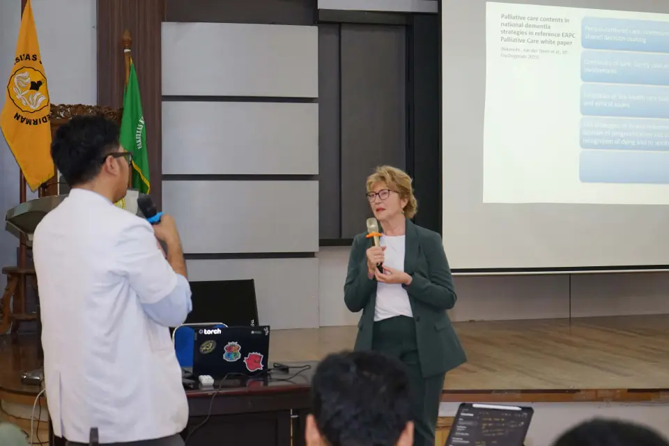 Angkat Social Health dan Cognitive Reserve, Prof. Myrra Vernooij-Dassen Dorong Pendekatan Holistik Demensia di FK Unsoed
