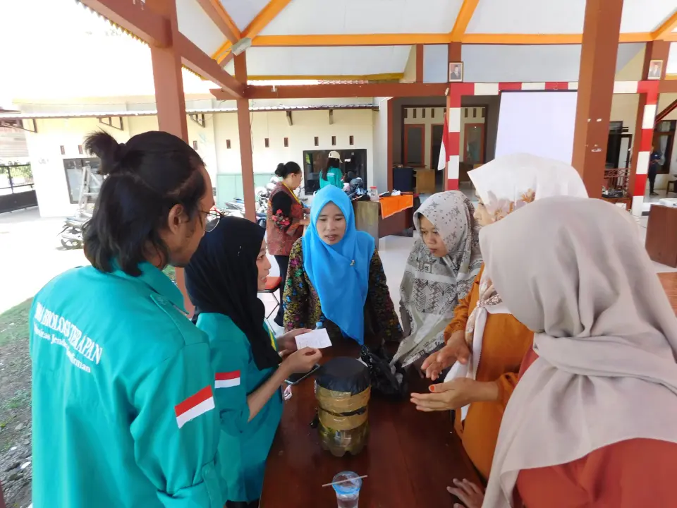 Edukasi dan Pelatihan Ecoenzim HIMABIOTER UNSOED: Kolaborasi Ilmiah dan Pemberdayaan Masyarakat di Desa Dawuhan Kulon