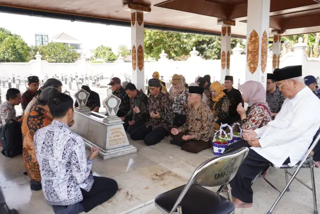 Peringati Dies Natalis ke-63, Jajaran Pimpinan Unsoed Ziarah ke TMP Kusuma Negara Yogyakarta