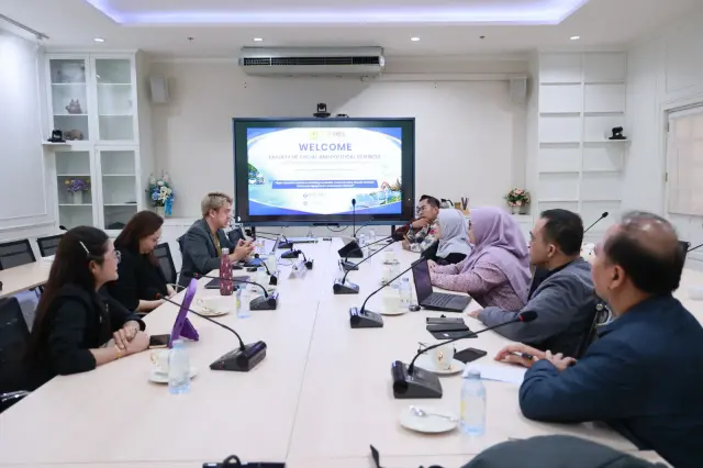 Perkuat Internasionalisasi dan Promosi Budaya Banyumas, Dekan FISIP Unsoed Berikan Visiting Lecture di Burapha Business School Thailand