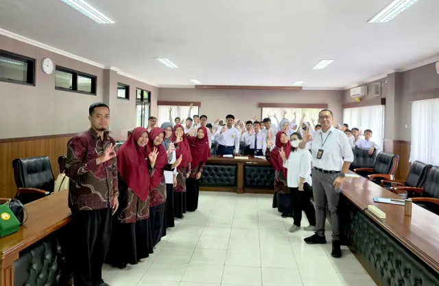 Siswa SMPIT Quantum Mulia Kroya Kunjungi FK Unsoed, Kenali Sel Darah Merah hingga Praktik di Laboratorium