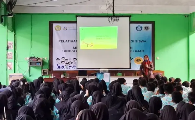 FK Unsoed Ajak Siswa SMPN 1 Sokaraja Tingkatkan Konsentrasi Belajar Lewat Brain Gym