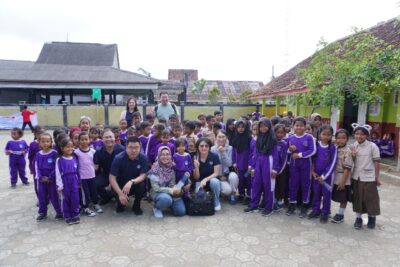 Kolaborasi Internasional Dalam Pengelolaan Sampah Plastik dan Edukasi Mikroplastik di SDN 2 Ujung Alang, Kampung Laut, Cilacap