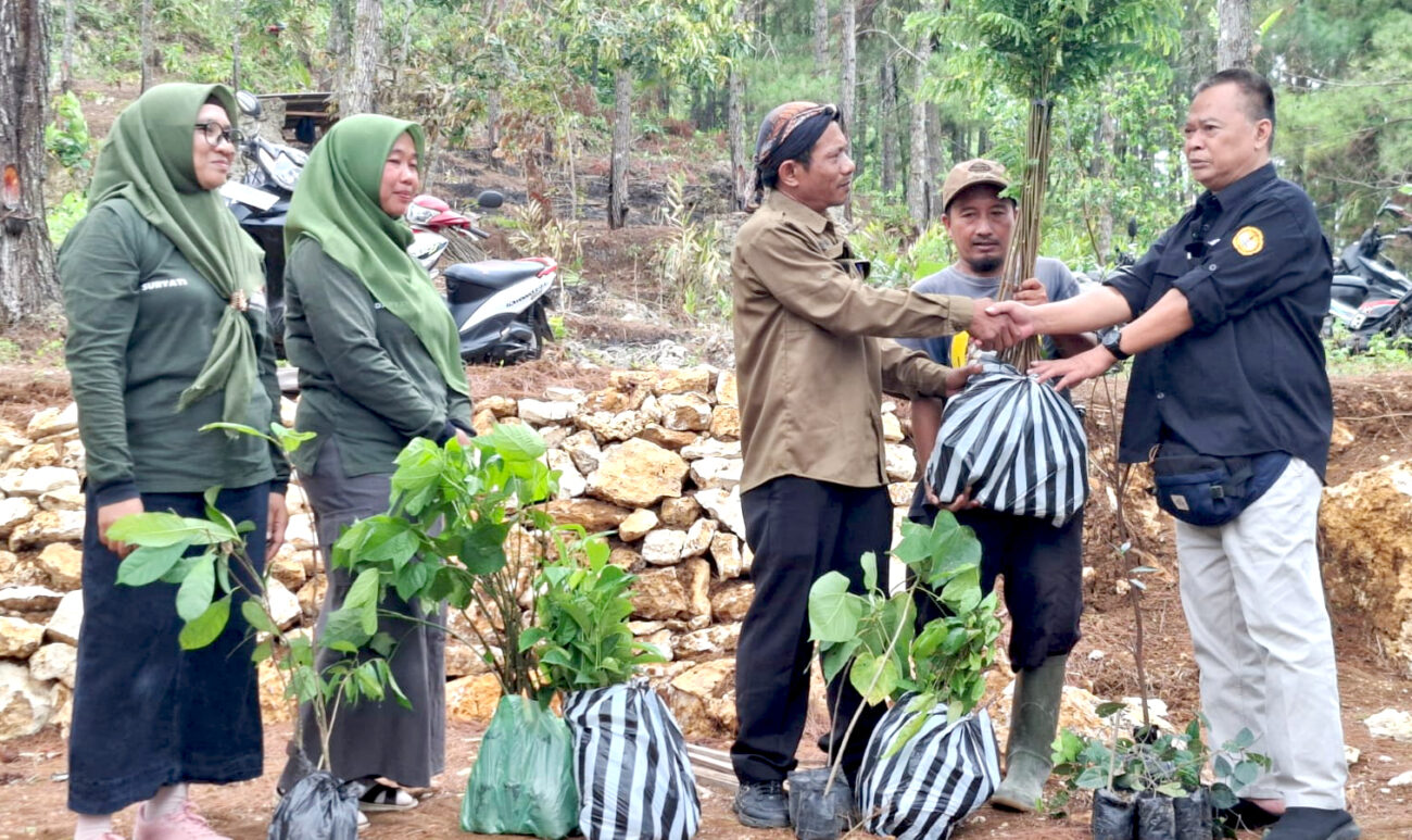 Bantuan Bibit Kepada Kelompok Perhutanan Sosial Giri Mulya