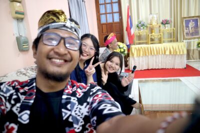 Mengalunkan Diplomasi Bahasa dengan Angklung: Kisah Inspiratif Dosen FIB UNSOED di Negeri Gajah Putih