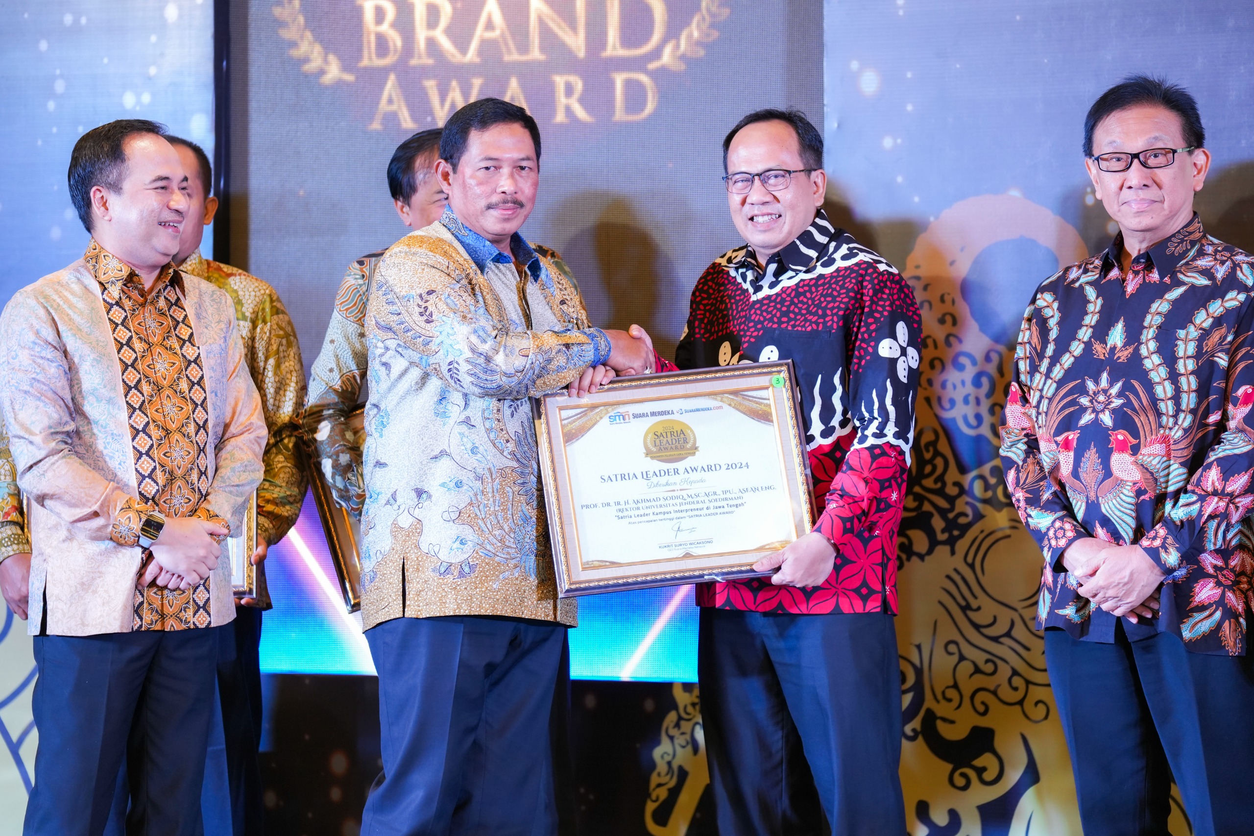 Rektor UNSOED Raih Satria Leader Award 2024