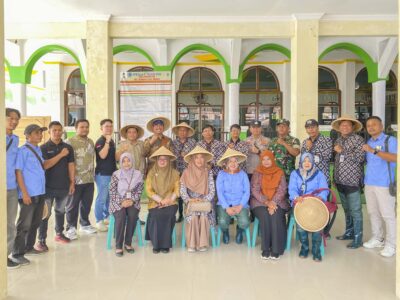 Foto Bersama Tim Panen Raya Padi Gogo Protani