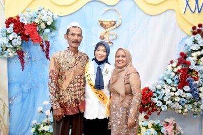 Dari Ladang Ke Laboratorium : Perjalanan Tsabitatun Menjadi Apoteker Lewat Bidik Misi UNSOED