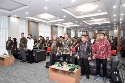 Menyanyikan lagu Indonesia Raya