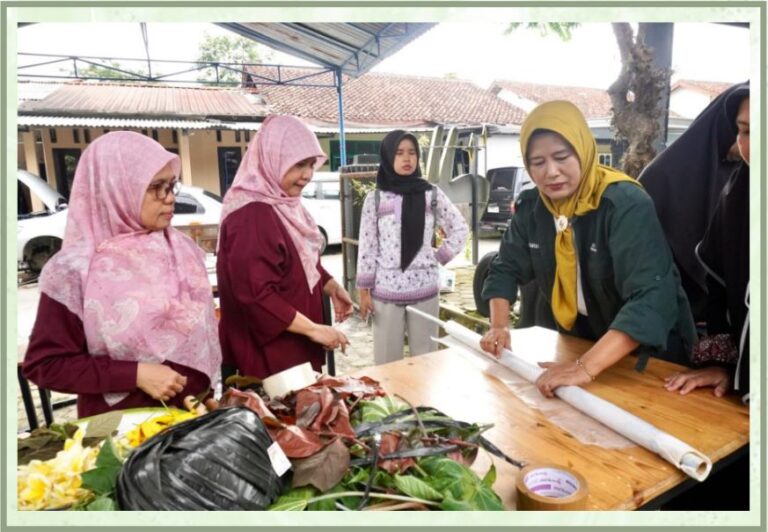 Inovasi UNSOED Bantu Warga Bobosan Produksi Pewarna Alami Lebih Cepat