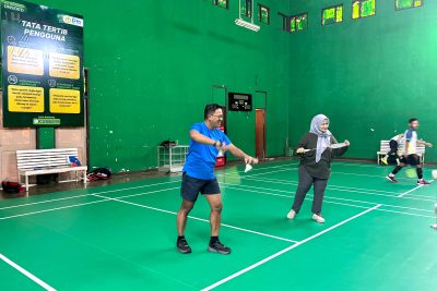 Serve Perdana Kepala BPU Tandai Re-Opening GOR Badminton Unsoed