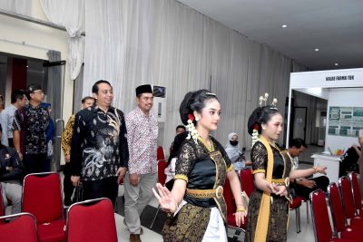 Pimpinan dan undangan menuju lokasi pembukaan job fair