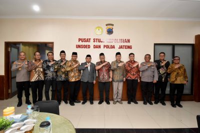 Foto bersama di depan ruang Pusat Studi Kepolisian
