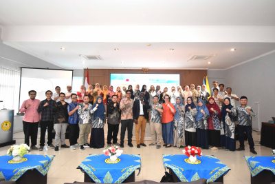 Foto bersama narasumber dan peserta workshop