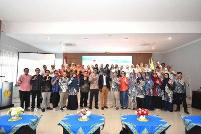 Foto bersama narasumber dan peserta workshop